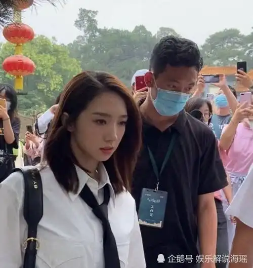 路人镜头下的明星,赵丽颖少女,孟美岐没变化,看到杨幂发际线堪忧