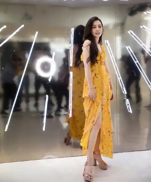 34岁郭碧婷变身18岁少女,亮色碎花裙显俏皮可爱,网友真嫩