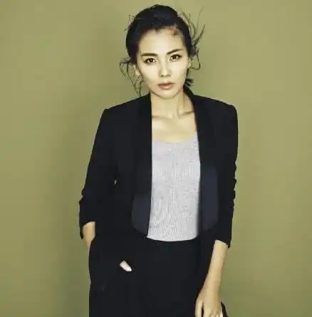 亚洲欧美女星穿西服,允儿太甜贝嫂气场太强大,她却两者兼备