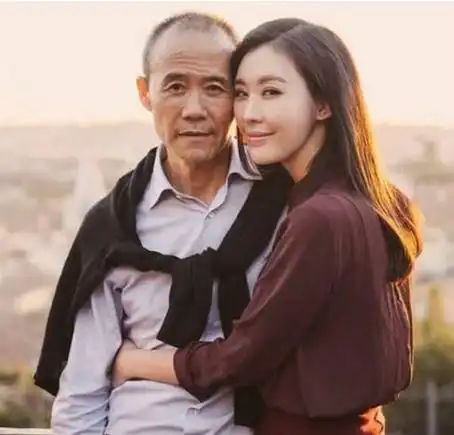 70岁王石与娇妻罕见同框,田朴珺皮肤超嫩似少女,夫妻依偎像爷孙
