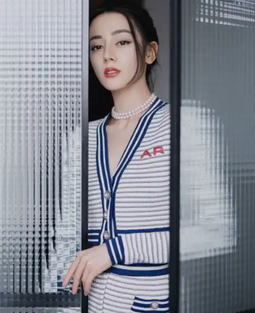 热巴患麦粒肿带病上班,戴墨镜后美出新高,敬业精神值众人学习