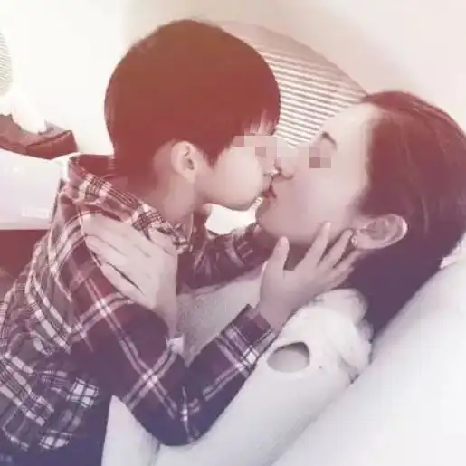 知名女星与儿子共浴多次亲吻不知羞耻