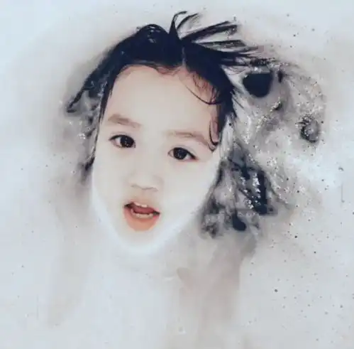 钟丽缇女儿晒浴照大眼睛嘟嘴似洋娃娃7571830