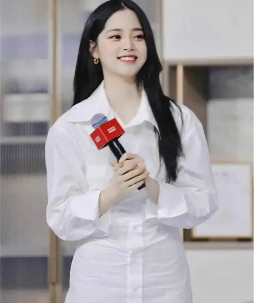 长大了长大了23岁欧阳娜娜,气质成熟女人味十足