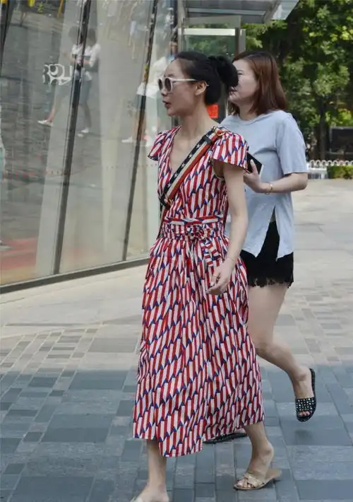美女穿搭连衣裙穿起来清新又自然,能够精准地找到自己的气质