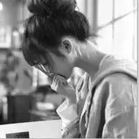 本人需要大量的伤感女生灰色或黑白带字头像,急