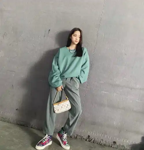 时髦卫衣穿搭合集,女明星的亲自示范,这样穿一定不会错