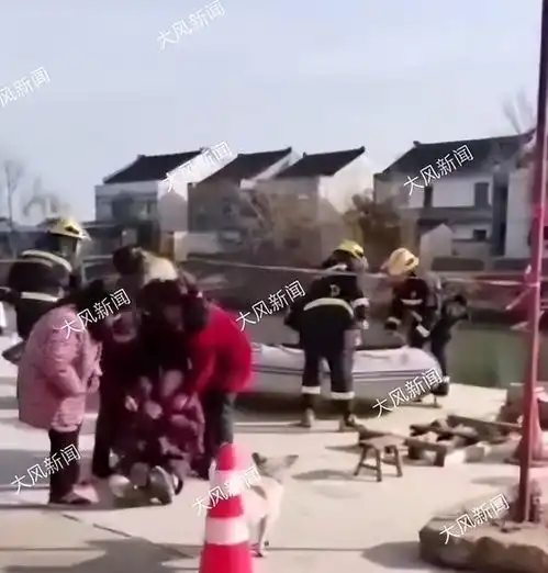 江苏泰州,一女子过年在家练车撞破围墙,坠入4米深的河中,一车三人全部遇难