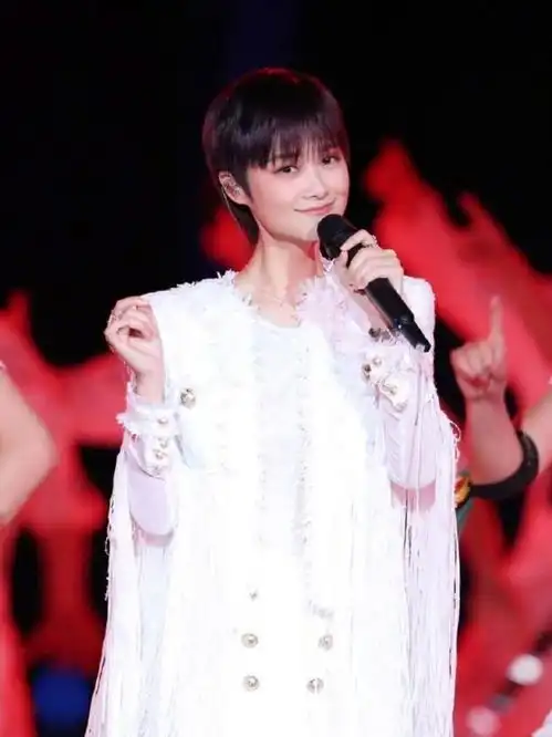 李宇春越来越有女人味,穿粉色短裙温柔甜美,终于找对了风格