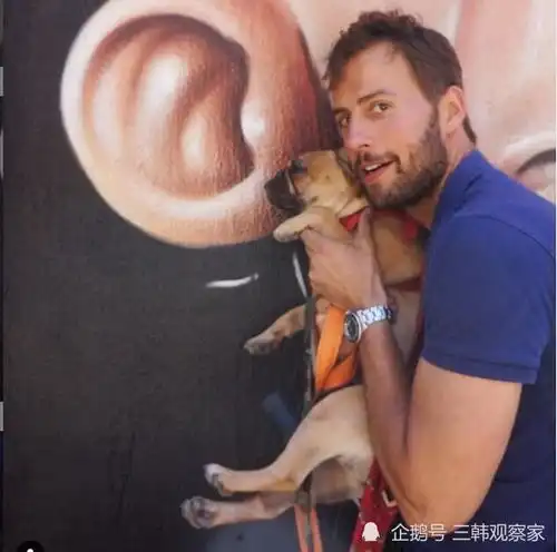 女子散步时捡到两只宠物狗,送还给狗主人后获赠320万奖金