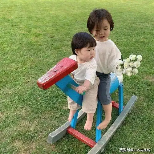 从丑娃逆袭成网红表情包,肉肉戏精小女孩一哭就萌化1亿网友