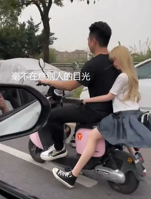 山东小伙买硅胶娃娃当女友,带其外出招摇过市,毫不在意他人目光