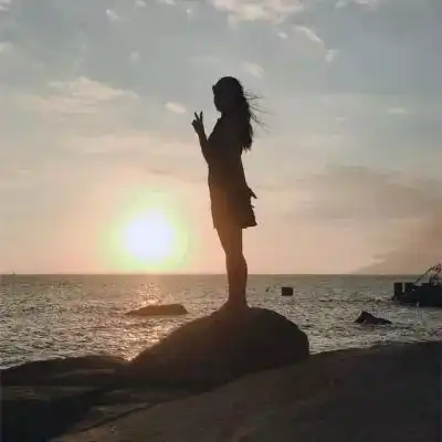 夕阳下的背影女生头像校服控
