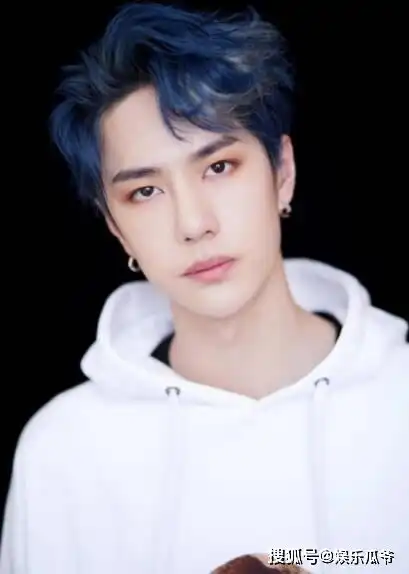 王一博接受采访,主持人问肖战演技如何,他用4字来评价