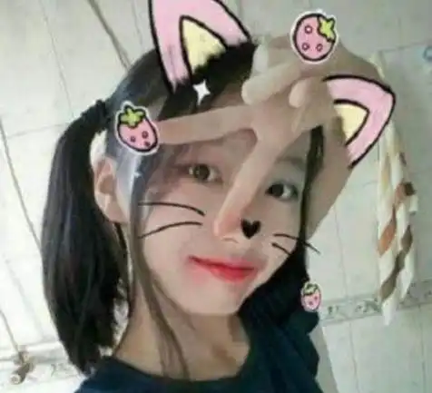 为防儿子早恋,妈妈将儿子男扮女装,不料颜值太高反被追求