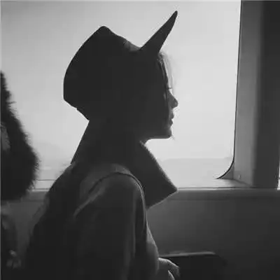 让人心疼的句子多希望我只是个孩子,摔倒了就哭,给颗糖就笑