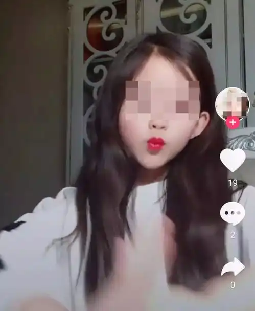 后怕9岁女孩浓妆艳抹扭来扭去做生意,家长们要注意这种...小莉帮忙今天