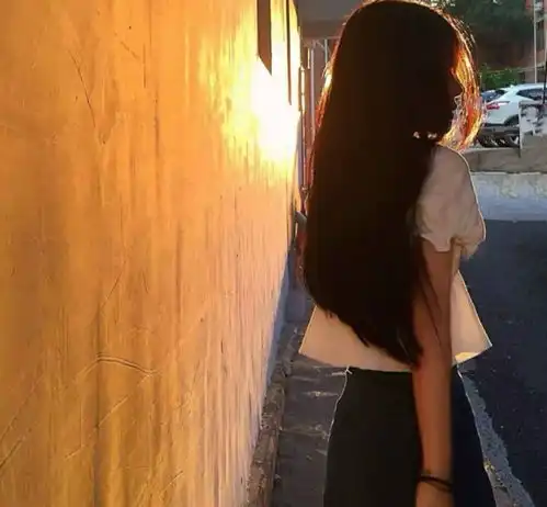 女生真人好看头像不露脸骨感美女