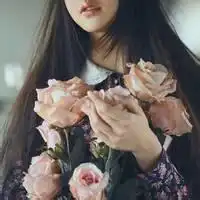 女生手捧花侧面的qq头像