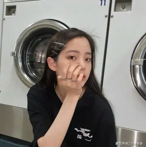 欧阳娜娜晒近照,连环戒抢镜不算啥,这腿是真实存在的吗