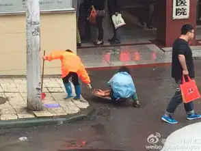 环卫工雨中扶行乞小女孩过斜坡网友点赞