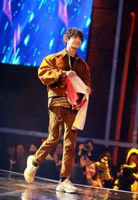 chic穿搭get易烊千玺同款洋气灯芯绒,成为今秋最佳