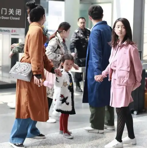 黄磊胖出幸福肥,孙莉天鹅颈优雅,多妹走秀似模特,多多偷着笑
