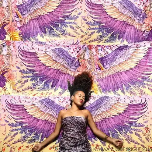 厉害画功精湛的美女把创意画在了披肩上