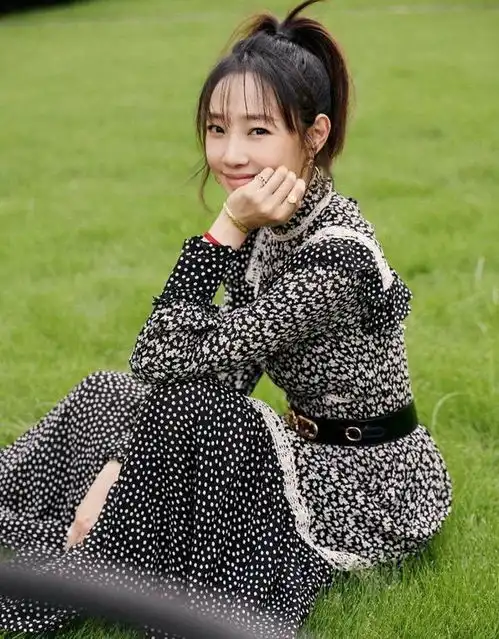 50岁女人,怎么穿碎花裙才不俗气注意这3点,减龄又提气质