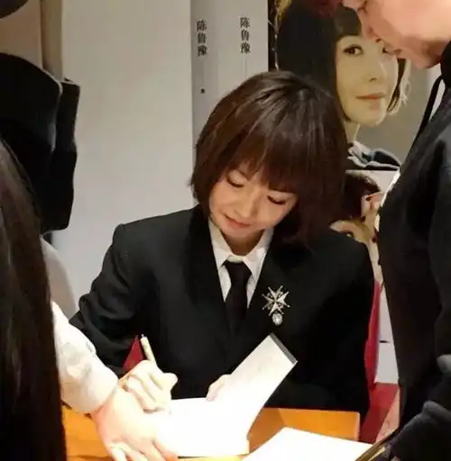 鲁豫长点肉就像年轻了十岁,中年妇女还是胖点好呀