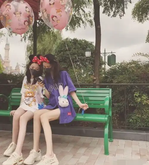 王菲现身李嫣14岁生日派对为女儿庆生,母女合照宛如姐妹花
