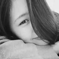女生白色简约头像写真