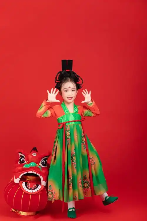 灯笼舞狮龙年新年春节女孩人物摄影图广告素材下载至来源处