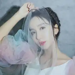 网红晒与娄艺潇合照,未p照太丑引热议,网友脸太僵了吧