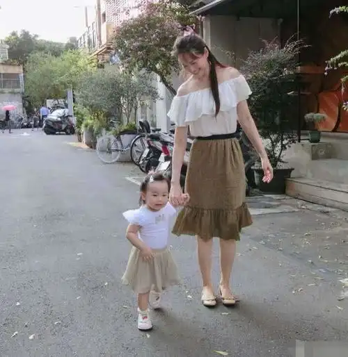 伊能静晒女儿近照,小米粒变活力少女,阳光可爱