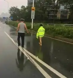 龙岗南坪44岁女子雨中裸奔是怎么回事3