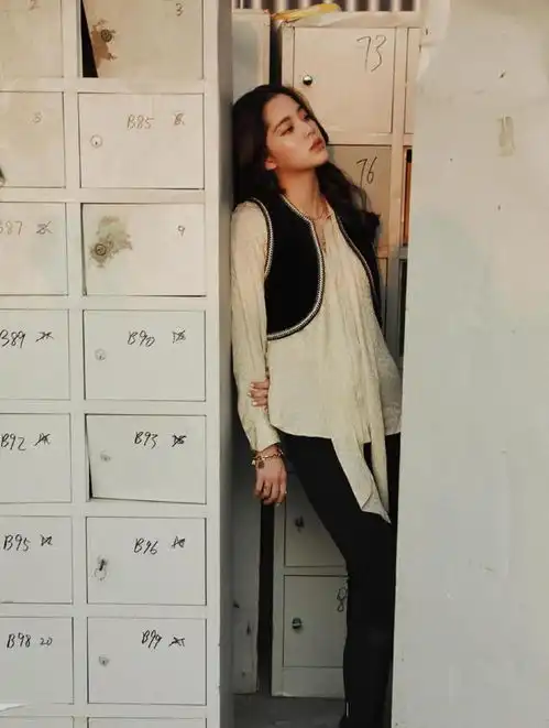 欧阳娜娜线上看秀,白色夹克配长裤黑靴,潮范儿十足