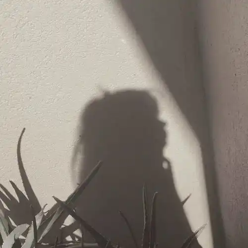 头像伤感女生哭泣图片纳