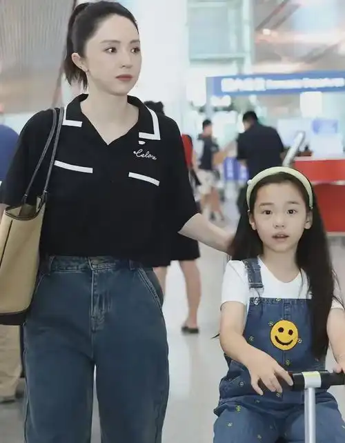 这个小女孩真漂亮,一半长的妈妈,一半长的像爸爸