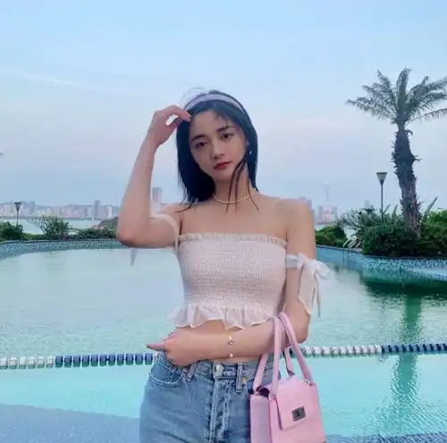 周洁琼为秀腰太拼了,上衣只穿10cm,双手叉腰那刻直男崩溃了