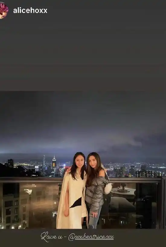 何超欣与大4岁侄女何锶珩罕见合影年龄小辈分大,气场却输了