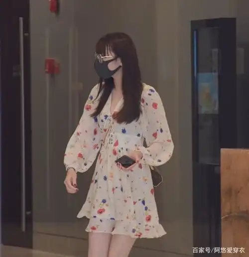 迪丽热巴线下亮相被抓拍穿碎花裙仙气飘飘有少女味,找回初恋感