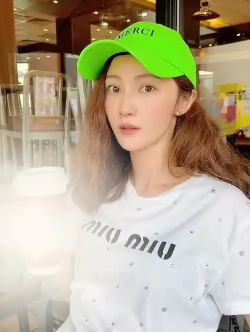 40岁姚笛近况,戴绿帽子比心,配文败光仅存的一点好感