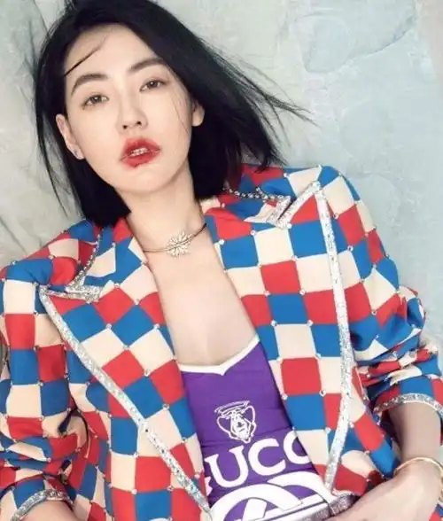 小s生了3个女儿还是少女样,穿格纹西装显个性,粉紫色皮裤太时髦