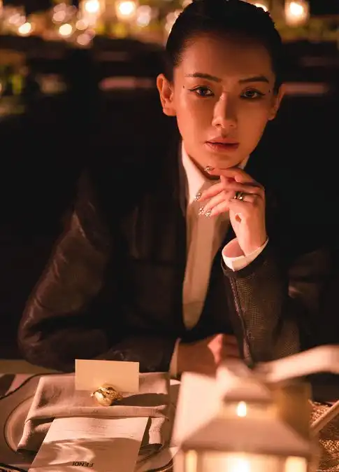 戚薇正能量穿搭,背垃圾分类包包,就算是来赚眼球也要为她点赞