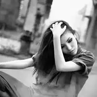 qq头像女生黑白色侧面颓