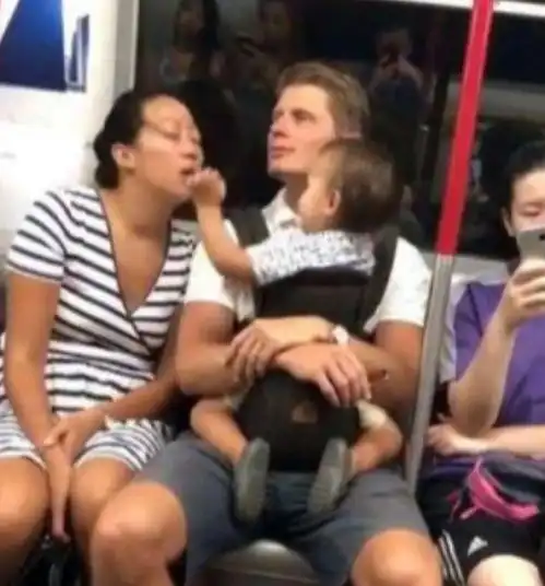 父女俩坐地铁,年轻女子靠爸爸肩膀睡着,宝宝反应让人捧腹大笑