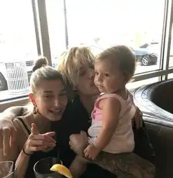 贾斯汀比伯光膀子求抱抱,妻子海莉拥吻安慰,婚礼第四次推迟