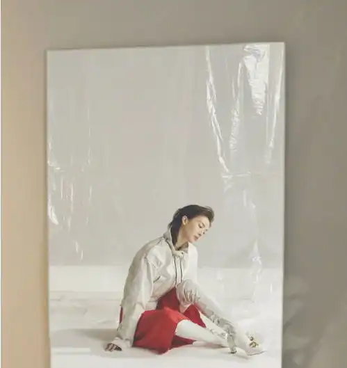 金晨最新杂志照后期功不可没,然而路人镜头下的她竟长这样