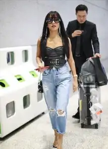 内地最黑女星吉克隽逸,裹一块布大小吊带裙,162cm身材惊艳